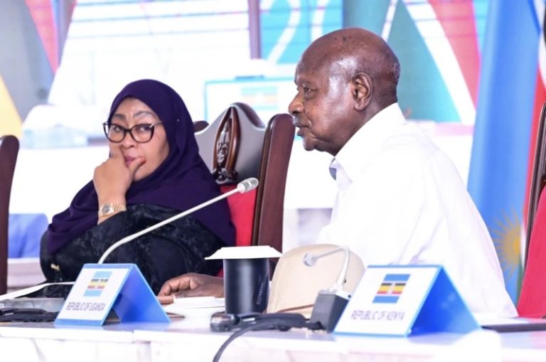 Aliança de ferro: Museveni e Samia Hassan selam nova era de cooperação em Dar Es Salaam