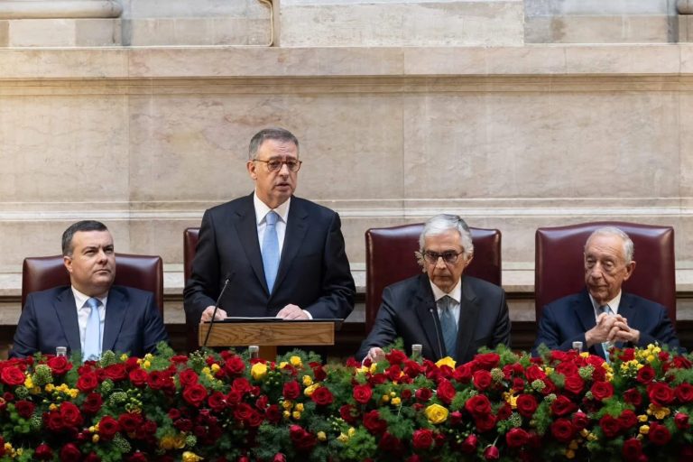 Novo presidente de Portugal toma posse e promete estabilidade política e esperança para o País