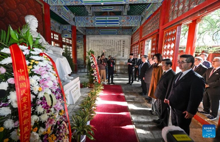 A cerimónia em que Cheng Li-wun, presidente do Kuomintang, oferece cestas de flores à estátua de Sun Yat-sen no Memorial de Sun Yat-sen, no Templo Biyun, possui um forte significado político e simbólico dentro das relações entre a China continental e Taiwan.