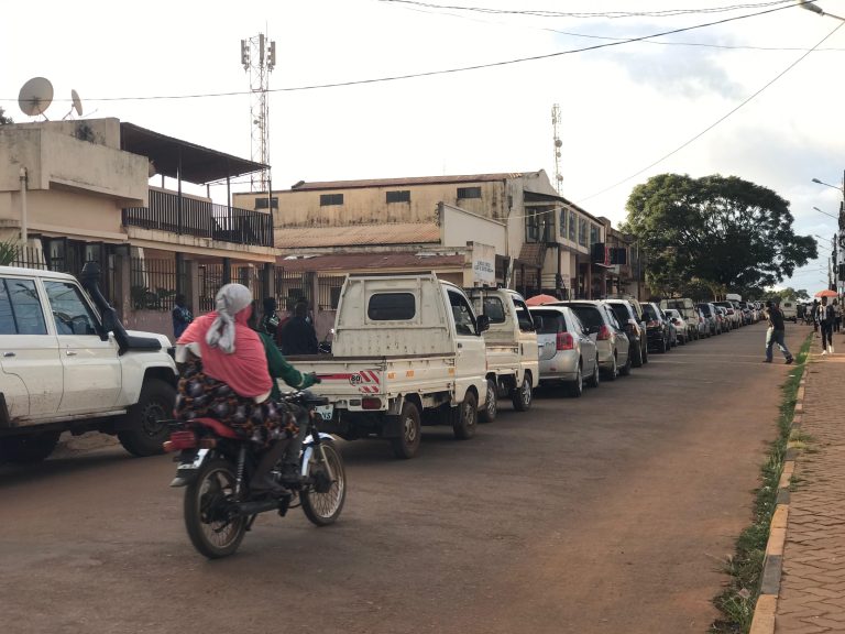 Escassez de gasolina continua um verdadeiro calvário e provoca filas prolongadas e limita abastecimento em várias cidades