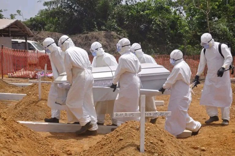 Ébola volta a assombrar o mundo: OMS declara alerta máximo após surto mortal na RDC