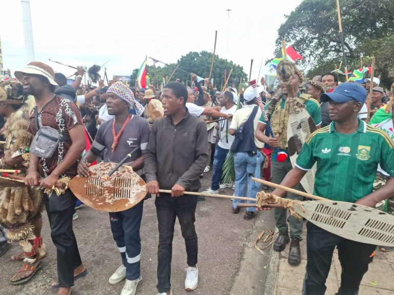 Manifestantes desafiam proibição e exibem armas tradicionais nas ruas de Durban 