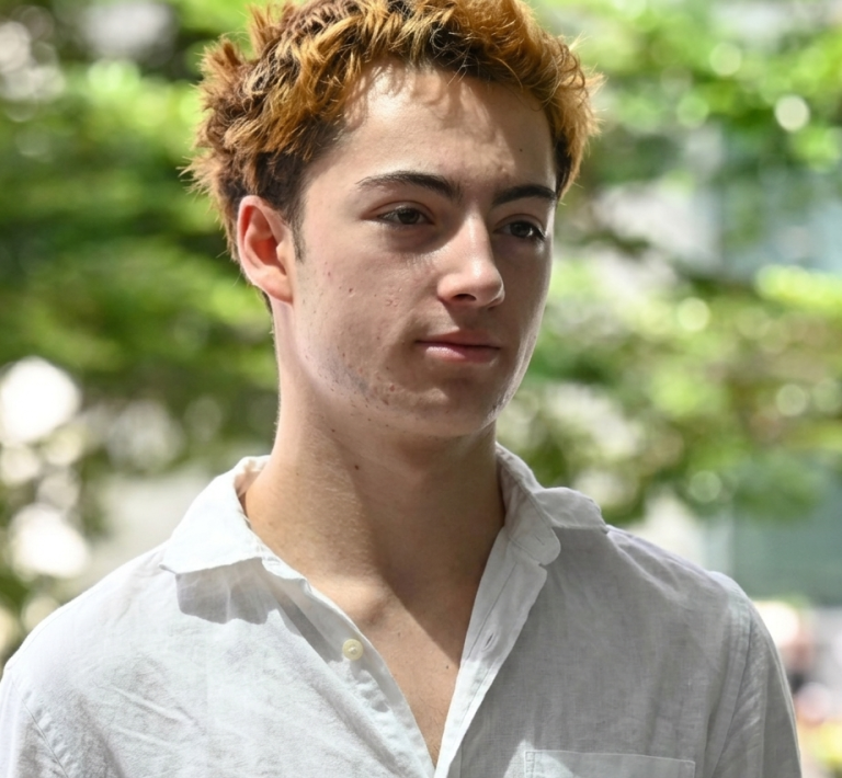 Lambeu uma palhinha, voltou a colocá-la na máquina e acabou condenado nas brincadeiras: jovem francês paga multa por gesto que chocou Singapura