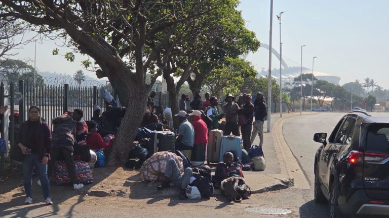Abandonados à própria sorte: empregadores deixam estrangeiros presos em antigo drive-in de Durban