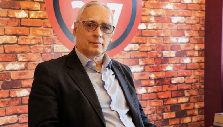 Jornalista brasileiro diz ao Destaque que Lula lidera uma ampla frente democrática diante da polarização com Flávio Bolsonaro