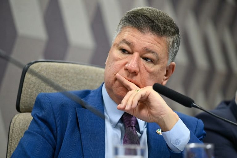 Alvorada vira palco de campanha e senador diz que Lula não está acima da lei