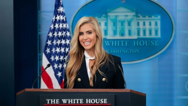 Porta-voz de Trump mentiu no “cv” alegando ser advogada